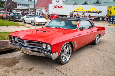 Des Moines, IA - 01 Temmuz 2022: 1967 Buick GS 400 Üstü açılabilen bir arabanın yüksek perspektifli ön köşeli görüntüsü.