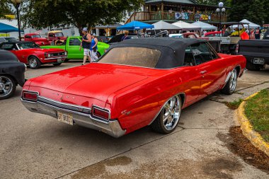 Des Moines, IA - 01 Temmuz 2022: 1967 model Buick GS 400 'ün yüksek perspektifli arka köşeli görüntüsü yerel bir araba fuarında.
