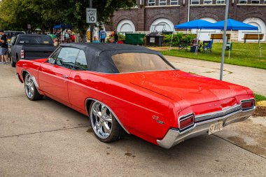 Des Moines, IA - 01 Temmuz 2022: 1967 model Buick GS 400 'ün yüksek perspektifli arka köşeli görüntüsü yerel bir araba fuarında.