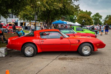 Des Moines, IA - 01 Temmuz 2022: 1979 Pontiac Firebird Trans Am 'in yerel bir araba fuarındaki yüksek perspektifli yan görüntüsü.