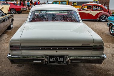 Des Moines, IA - 01 Temmuz 2022: 1965 Acadian Beaumont Sport Deluxe 'nin yerel bir araba fuarında yüksek perspektifli arka görüntüsü.