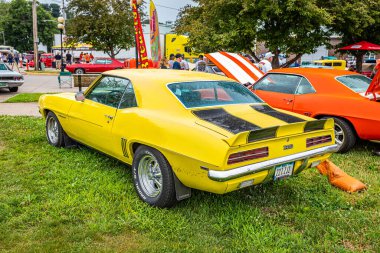Des Moines, IA - 01 Temmuz 2022: Yerel bir otomobil fuarında 1969 Chevrolet Camaro RS Hardtop Coupe 'nin yüksek perspektifli arka köşe görüntüsü.