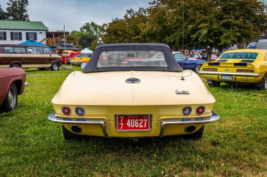 Des Moines, IA - 01 Temmuz 2022: 1967 Chevrolet Corvette Stingray Convertible 'in yüksek perspektifli arka görüntüsü.