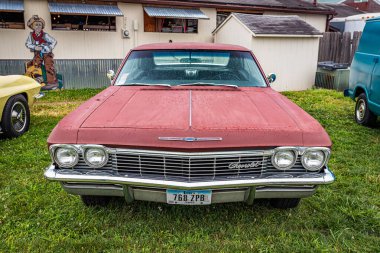 Des Moines, IA - 01 Temmuz 2022: Yerel bir araba fuarında 1965 Chevrolet Impala Hardtop Coupe 'nin yüksek perspektifli manzarası.