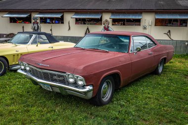 Des Moines, IA - 01 Temmuz 2022: Yerel bir araba fuarında 1965 Chevrolet Impala Hardtop Coupe 'nin yüksek perspektifli ön köşe görüntüsü.
