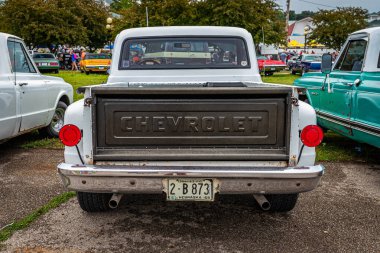 Des Moines, IA - 01 Temmuz 2022: 1971 Chevrolet C10 Stepside Kamyonu yerel bir araba fuarında yüksek perspektifli dikiz görüntüsü.
