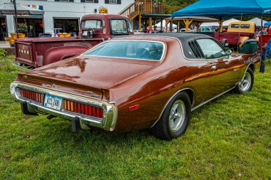 Des Moines, IA - 01 Temmuz 2022: 1973 Dodge Charger Hardtop Coupe 'nin yüksek perspektifli arka köşe görüntüsü yerel bir araba fuarında.