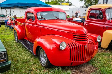 Des Moines, IA - 01 Temmuz 2022: Yerel bir otomobil fuarında 1946 model bir Chevrolet AK Serisi Kamyonet 'in yüksek perspektifli ön köşesi.