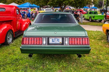 Des Moines, IA - 01 Temmuz 2022: 1979 model Ford Fairmont Futura 2 Door Sedan 'ın yüksek perspektifli arka görüntüsü.