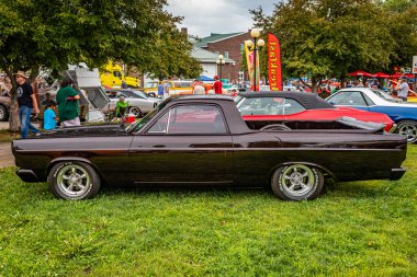 Des Moines, IA - 01 Temmuz 2022: 1967 Ford Fairlane Ranchero Pickup 'ın yerel bir araba fuarındaki yüksek perspektifli yan görüntüsü.