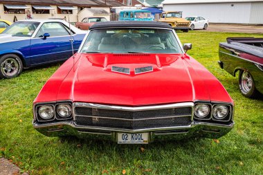 Des Moines, IA - 01 Temmuz 2022: 1969 model Buick Skylark Üstü açılabilen bir arabanın yüksek perspektifli görüntüsü yerel bir araba fuarında.