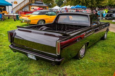 Des Moines, IA - 01 Temmuz 2022: 1967 Ford Fairlane Ranchero 'nun yerel bir araba fuarındaki yüksek perspektifli arka köşe görüntüsü.