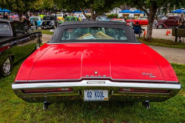 Des Moines, IA - 01 Temmuz 2022: 1969 model Buick Skylark Üstü açılabilen bir arabanın yüksek perspektifli görünümü.