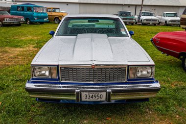 Des Moines, IA - 01 Temmuz 2022: 1978 Chevrolet El Camino Pickup 'ın yerel bir araba fuarındaki yüksek perspektifli manzarası.