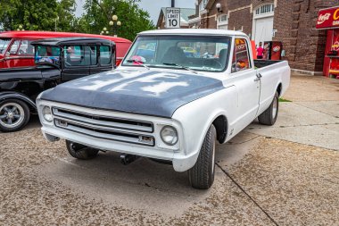 Des Moines, IA - 01 Temmuz 2022: 1967 Chevrolet C10 Pickup Truck 'ın yerel bir araba fuarında yüksek perspektifli ön köşe görüntüsü.