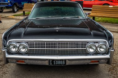 Des Moines, IA - 01 Temmuz 2022: Yerel bir otomobil fuarında 1963 Lincoln Continental 4 Door Sedan 'ın yüksek perspektifli manzarası.