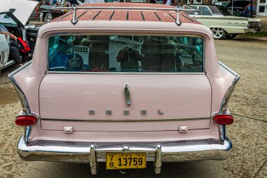 Des Moines, IA - 01 Temmuz 2022: Yerel bir otomobil fuarında 1959 AMC Rambler Rebel Station Wagon 'un yüksek perspektifli arka görüntüsü.