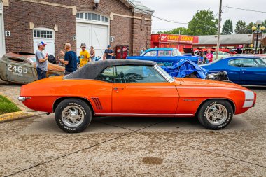 Des Moines, IA - 01 Temmuz 2022: 1969 Chevrolet Camaro RS Üstü açılabilen bir otomobil fuarının yüksek perspektifli yan görüntüsü.