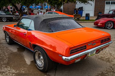Des Moines, IA - 01 Temmuz 2022: 1969 Chevrolet Camaro RS Üstü açılabilen bir otomobil fuarının yüksek perspektifli arka köşesi.