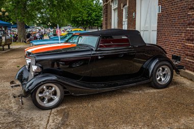 Des Moines, IA - 01 Temmuz 2022: Yerel bir araba fuarında 1933 model 40 Cabriolet 'in yüksek perspektifli yan görüntüsü.