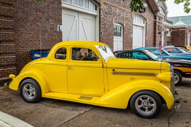 Des Moines, IA - 01 Temmuz 2022: 1936 Dodge D2 Hardtop Coupe yerel bir araba fuarında yüksek perspektifli yan görüş.