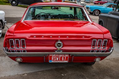 Des Moines, IA - 01 Temmuz 2022: 1967 Ford Mustang 2 Door Hardtop 'ın yüksek perspektifli arka görüntüsü yerel bir araba fuarında.