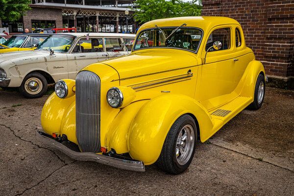 Де-Мойн, штат IA - 01 июля 2022 года: Высокоперспективный вид переднего угла купе Dodge D2 Hardtop 1936 года на местном автосалоне.