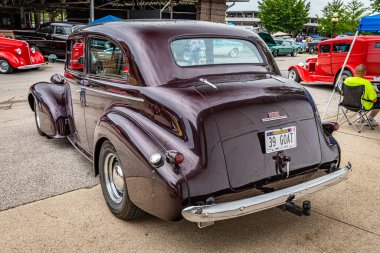 Des Moines, IA - 01 Temmuz 2022: 1939 Pontiac Silver Streak 2 Door Sedan adlı bir otomobil fuarının yüksek perspektifli arka köşesi.