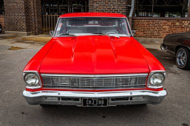 Des Moines, IA - 01 Temmuz 2022: 1966 Chevrolet Chevy II Nova 2 Nova 2 Door Hardtop 'ın yüksek perspektifli ön görüntüsü yerel bir araba fuarında.