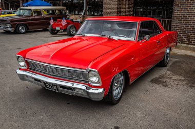 Des Moines, IA - 01 Temmuz 2022: 1966 Chevrolet Chevy II Nova 2 Door Hardtop 'ın yüksek perspektifli ön köşesi.