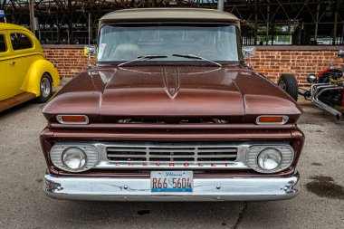 Des Moines, IA - 01 Temmuz 2022: Yerel bir araba fuarında 1962 Chevrolet C10 Suburban 'ın yüksek perspektifli manzarası.