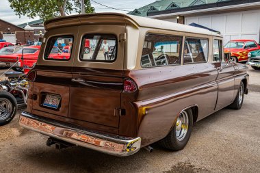 Des Moines, IA - 01 Temmuz 2022: 1962 Chevrolet C10 Suburban 'ın yerel bir araba fuarında yüksek perspektifli arka köşe görüntüsü.
