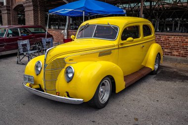 Des Moines, IA - 01 Temmuz 2022: 1939 Ford Standard 2 Door Sedan 'ın yerel bir otomobil fuarında yüksek perspektifli ön köşe görüntüsü.