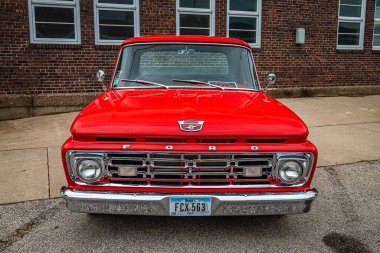 Des Moines, IA - 01 Temmuz 2022: 1964 Ford F100 Fleetside Pickup Truck 'ın yerel bir araba fuarında yüksek perspektifli ön görüntüsü.