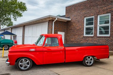 Des Moines, IA - 01 Temmuz 2022: 1964 Ford F100 Fleetside Pickup Truck 'ın yerel bir araba fuarında yüksek perspektifli yan görüntüsü.