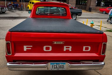 Des Moines, IA - 01 Temmuz 2022: 1964 Ford F100 Fleetside Pickup Truck 'ın yerel bir araba fuarındaki yüksek perspektifli dikiz görüntüsü.