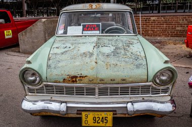 Des Moines, IA - 01 Temmuz 2022: Yerel bir otomobil fuarında 1959 Ford Taunus 17M Kombi De Luxe Wagon 'un yüksek perspektifli ön görüntüsü.