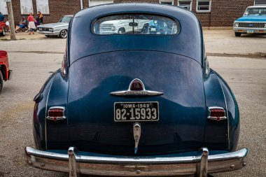 Des Moines, IA - 01 Temmuz 2022: Yerel bir otomobil fuarında 1948 Plymouth Special Deluxe Sedan 'ın yüksek perspektifli arka görüntüsü.