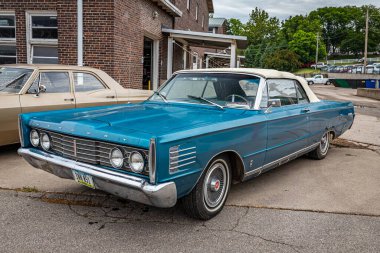 Des Moines, IA - 01 Temmuz 2022: 1965 Mercury Parklane Üstü açılabilen bir otomobil fuarının yüksek perspektifli ön köşesi.