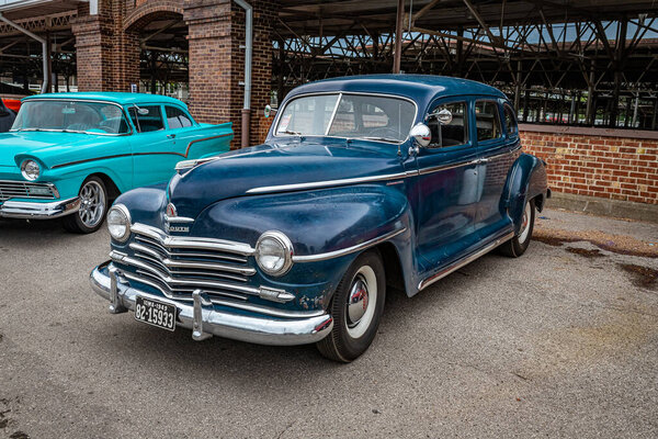 Де-Мойн, ИА - 01 июля 2022 года: Высокоперспективный вид на передний угол Plymouth Special Deluxe Sedan 1948 года на местной автовыставке.