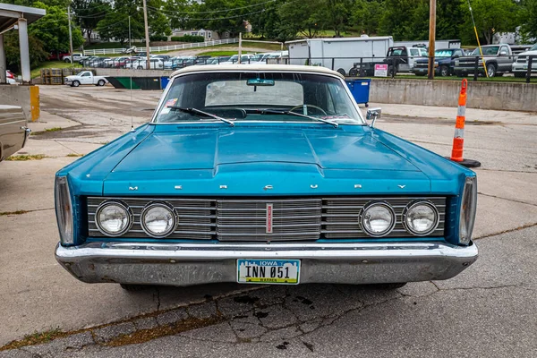 Des Moines July 2022 High Perspective Front View 1965 Mercury — 스톡 사진
