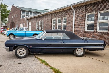 Des Moines, IA - 01 Temmuz 2022: 1964 Chevrolet Impala Üstü açılabilen bir otomobil fuarının yüksek perspektifli yan görüntüsü.