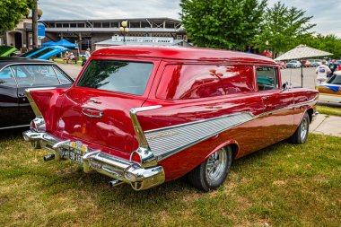 Des Moines, IA - 01 Temmuz 2022: 1957 Chevrolet BelAir Sedan Delivery 'nin yerel bir araba fuarında yüksek perspektifli arka köşe görüntüsü.