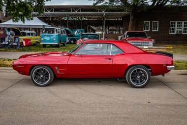 Des Moines, IA - 01 Temmuz 2022: Yerel bir araba fuarında 1969 Pontiac Firebird Hardtop Coupe 'nin yüksek perspektifli yan görüntüsü.