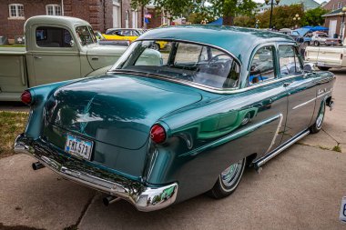 Des Moines, IA - 01 Temmuz 2022: 1952 Ford Gümrük Hattı 2 Kapı Sedan 'ın yüksek perspektifli arka köşesi yerel bir araba fuarında.