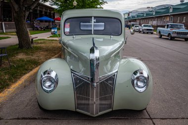 Des Moines, IA - 01 Temmuz 2022: Yerel bir araba fuarında bir Ford Half Ton kamyonetinin ön görüntüsü.