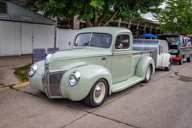 Des Moines, IA - 01 Temmuz 2022: 1941 Ford Half Ton kamyonet ve yerel bir otomobil fuarında bir kampçı..