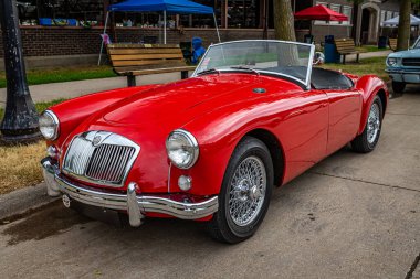 Des Moines, IA - 01 Temmuz 2022: Yerel bir araba fuarında 1957 MGA 1500 Roadster 'ın yüksek perspektifli ön köşe görüntüsü.