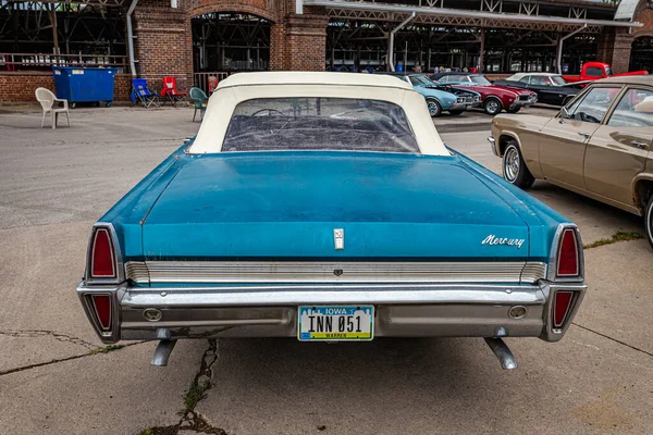Des Moines July 2022 High Perspective Back View 1965 Mercury — 스톡 사진