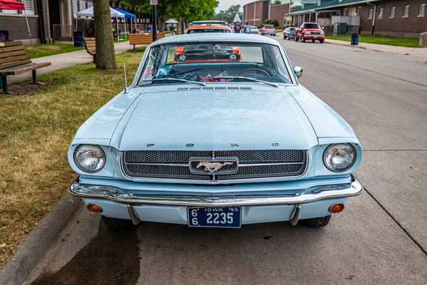 Des Moines Lipca 2022 Widok Przodu Forda Mustanga Coupe 1965 — Zdjęcie stockowe